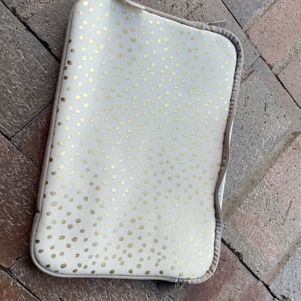 Laptop or tablet bag cream with gold polka dots